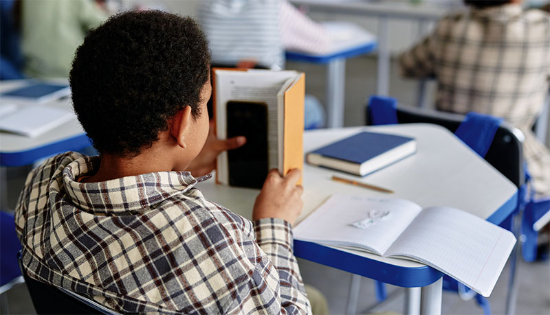 Imagem de capa - Escolas devem permitir smartphones?