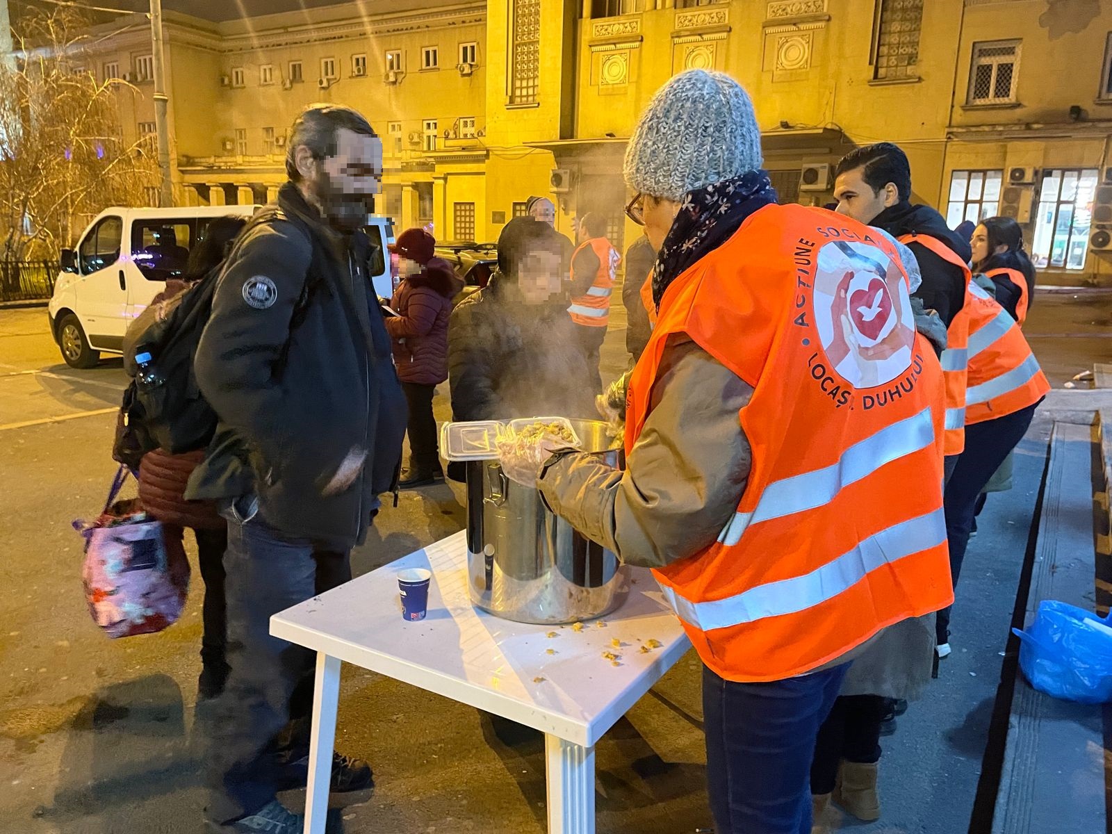 Imagem de capa - Voluntários distribuem refeições para pessoas em situação de rua na Romênia