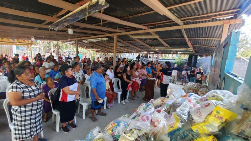 Imagem de capa - Famílias carentes recebem doação de cestas básicas em El Salvador