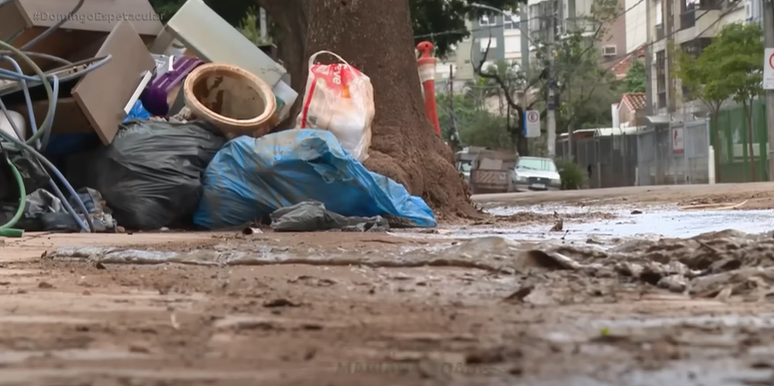 Com o nível da água baixando, moradores iniciam limpeza de bairros em Porto Alegre
