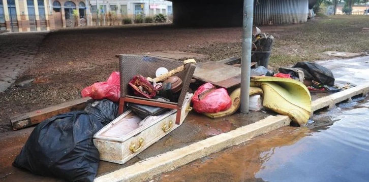 postRecuo da água revela caixão no Centro de Porto Alegrena categoriaJunto de móveis e objetos pessoais