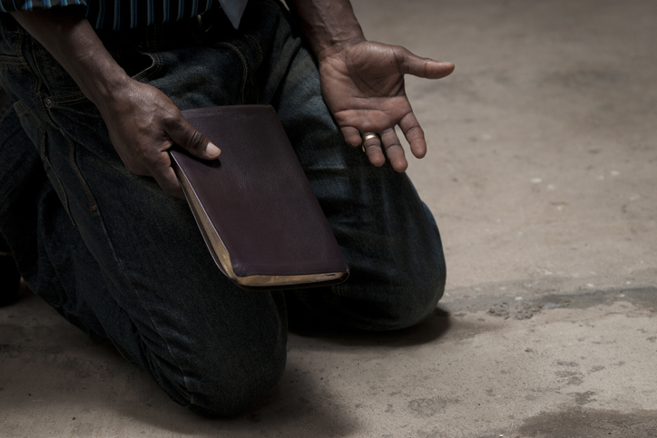 Imagem de capa - Cristãos perseguidos: grupo armado destrói igreja e queima Bíblias no Laos