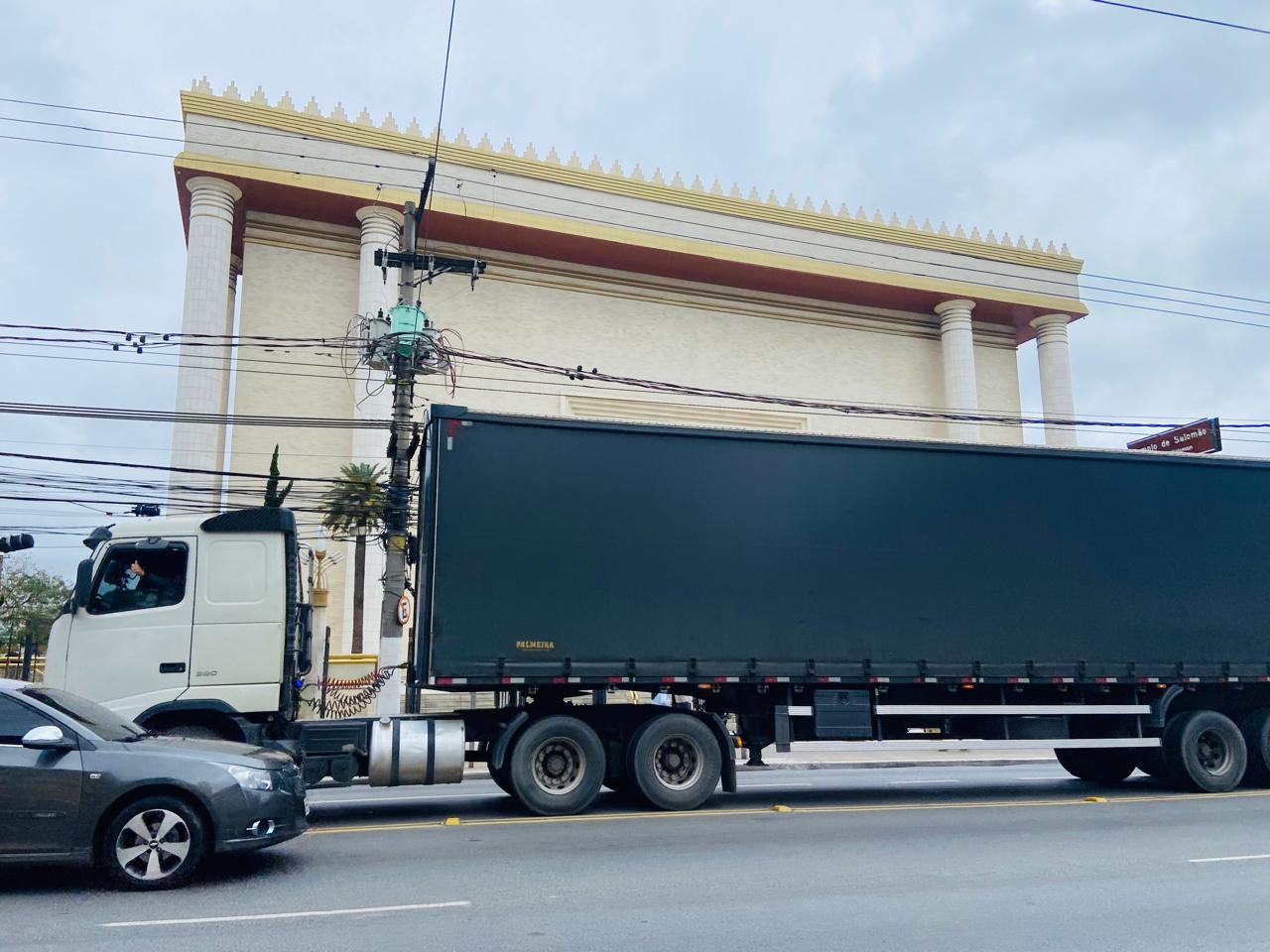 Imagem de capa - Após inundação, Catedral da Universal em Porto Alegre já consegue receber carretas com doações