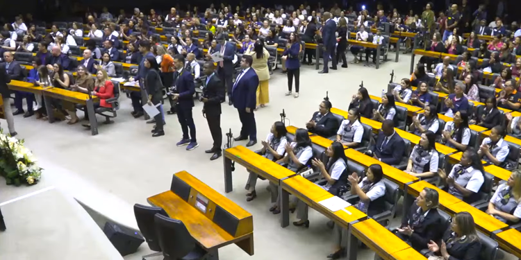 Imagem de capa - Plenário da Câmara dos Deputados realiza homenagem pelos 47 anos da Universal