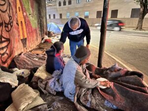 Programa social assiste abrigados do Viaduto do Glicério, em SP