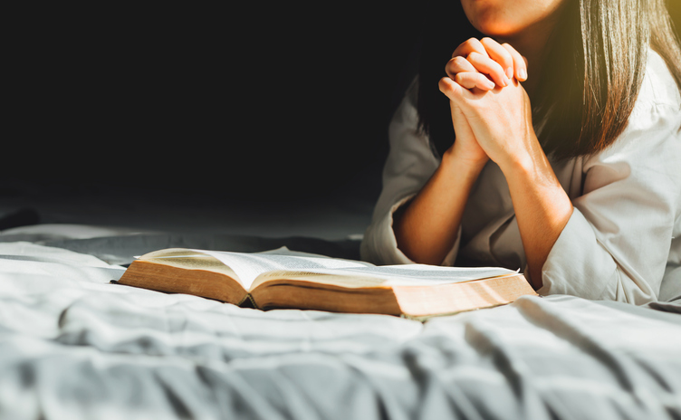 young woman worship and pray.