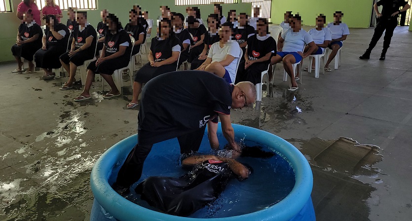 postDetentas se batizam nas águas em Teresina (PI)na categoriaUniversal nos Presídios