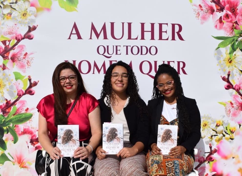 post&quot;A mulher que todo homem quer&quot;. Veja como foina categoriaLançamento do livro em Portugal