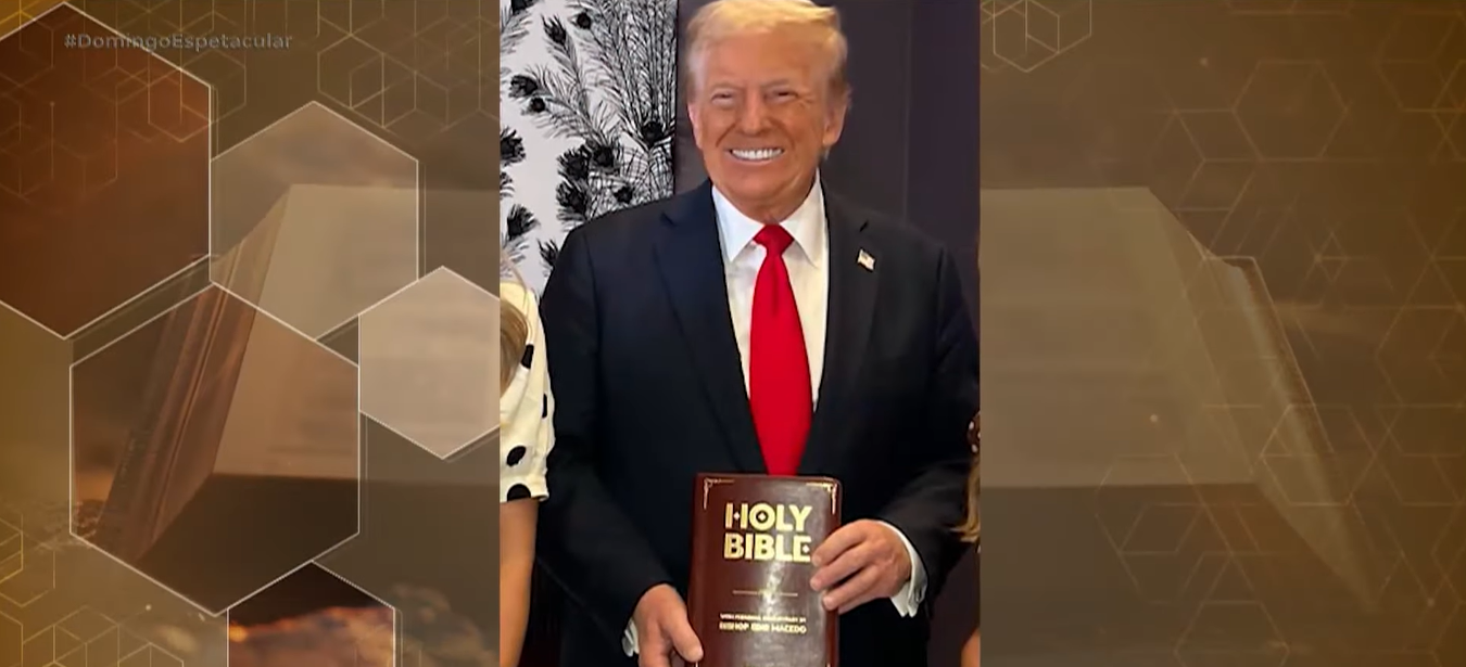 postDonald Trump mostra seu exemplar da “Bíblia Sagrada com Anotações de Fé do Bispo Edir Macedo”na categoriaPalavra de Deus