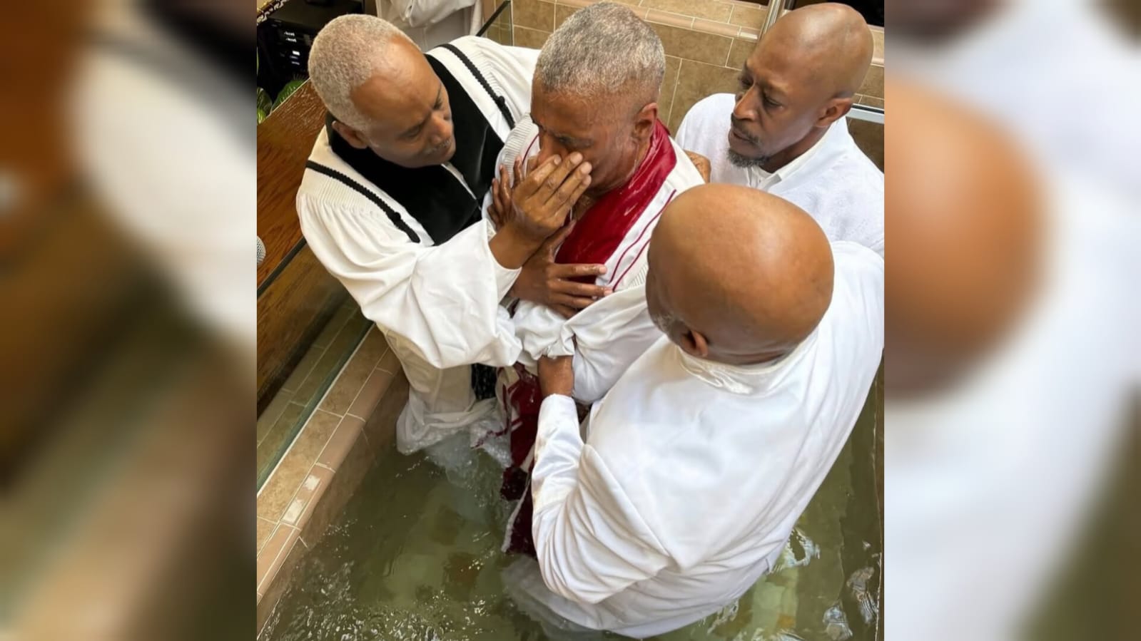 Imagem de capa - Denzel Washington é batizado em Nova York e recebe licença ministerial