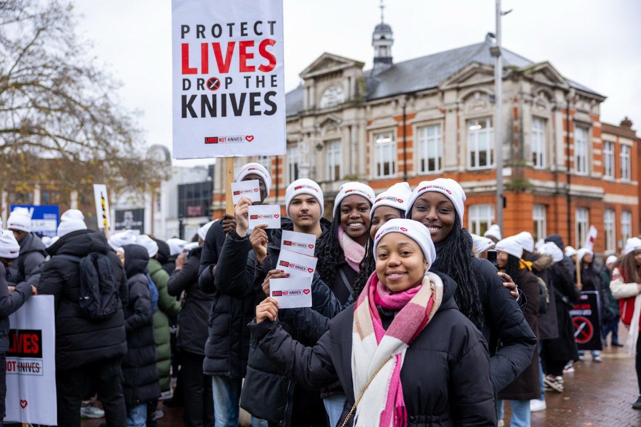 postVoluntários reunidos no evento “Não às facas e sim para a vida”na categoriaEm Londres