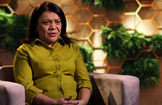 Ela buscava a felicidade em todos os lugares, mas não encontrav