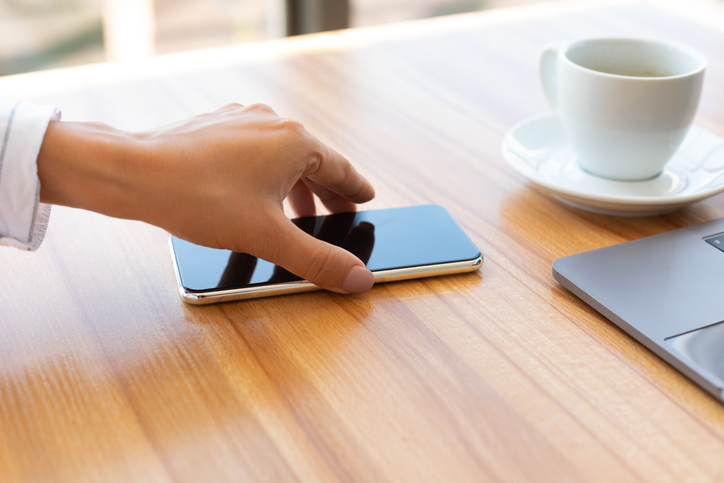 Imagem de capa - Desconectar do celular por 2 semanas pode rejuvenescer o cérebro em até 10 anos, diz estudo