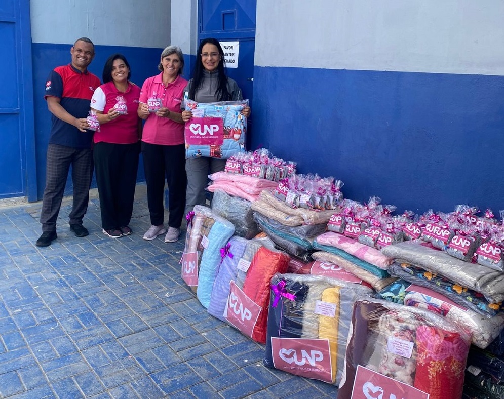 postMantas e pares de meias foram entregues no Paranána categoriaUniversal nos Presídios