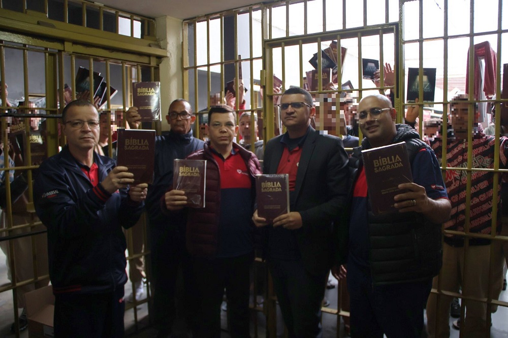 Imagem de capa - UNP entrega Bíblias, livros, cobertores e kits higiênicos durante formatura no CDP 02 de Guarulhos (SP)