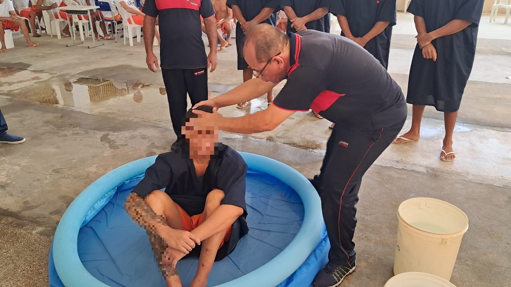 Imagem de capa - Dezenas de detentos se batizam em São Cristóvão, cidade sergipana