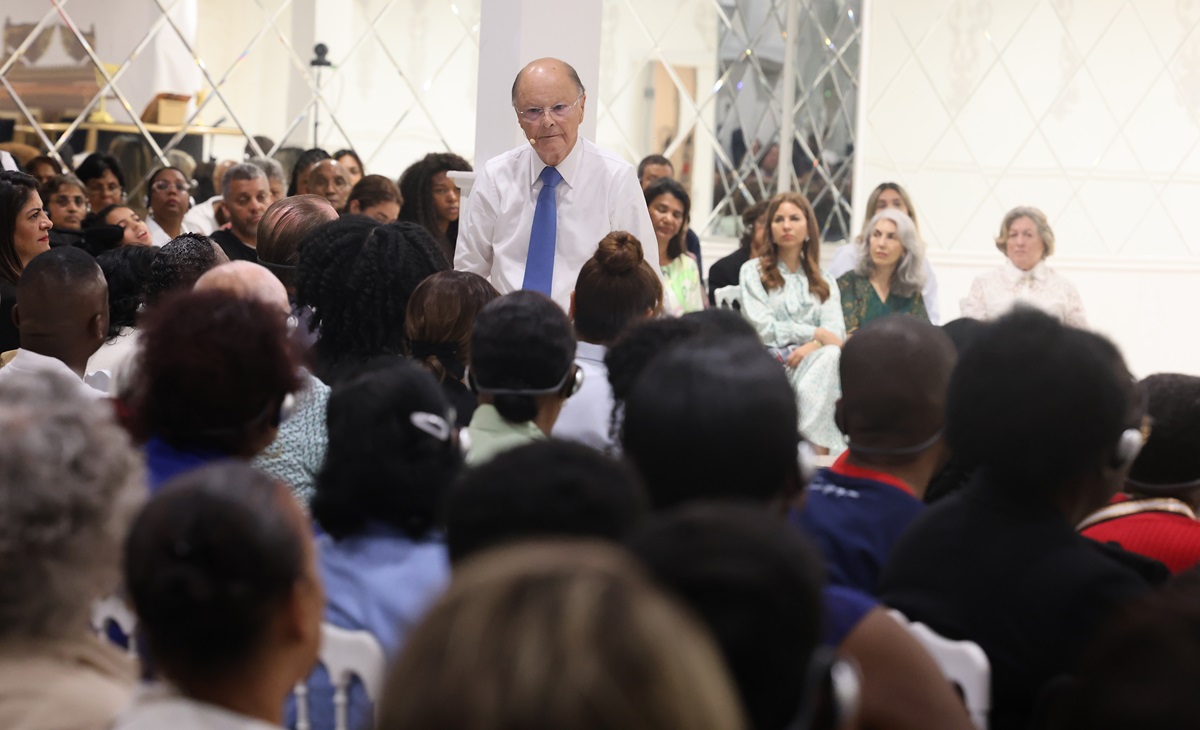Imagem de capa - "Noite da Salvação" na Holanda, com o Bispo Macedo