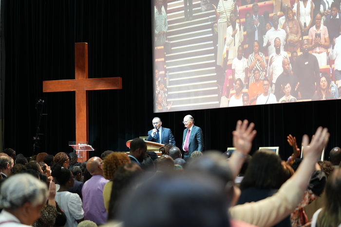 Imagem de capa - Bispo Edir Macedo realiza visita missionária à França