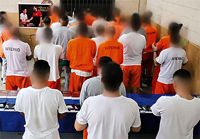 Imagem de capa - Detentos se batizam nas águas em complexo prisional no RS