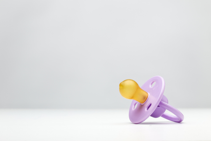 Imagem de capa - O que está por trás da moda de adultos usarem chupeta para aliviar ansiedade