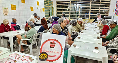 Mulheres em abrigo participam de curso de culinária em SP