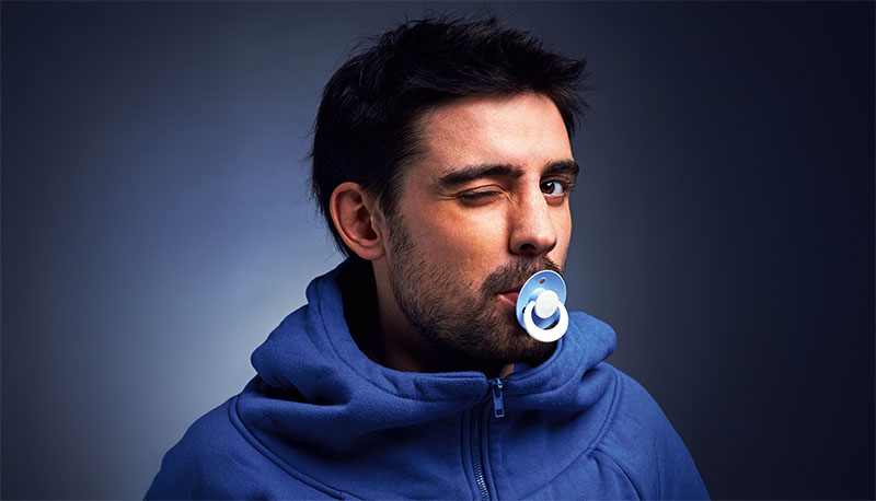 O que está por trás da moda de adultos usarem chupeta para aliviar a ansiedade