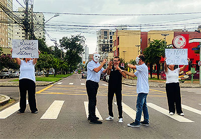 Teatro em Libras inspira fé e inclusão em Curitiba