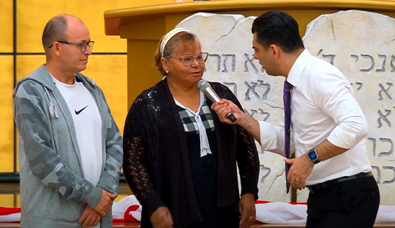 Ela teve a cura da visão através da fé e surpreendeu médicos