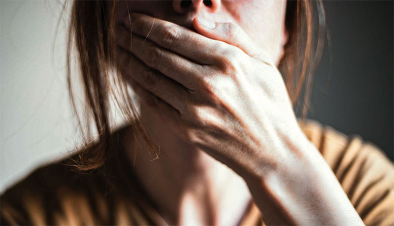 Ai dos que cometerem escândalos!