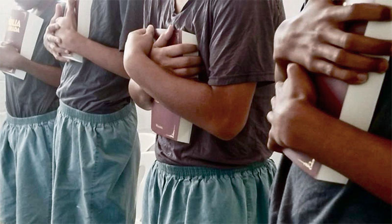 Bíblias são entregues na Fundação Casa em Campinas (SP)