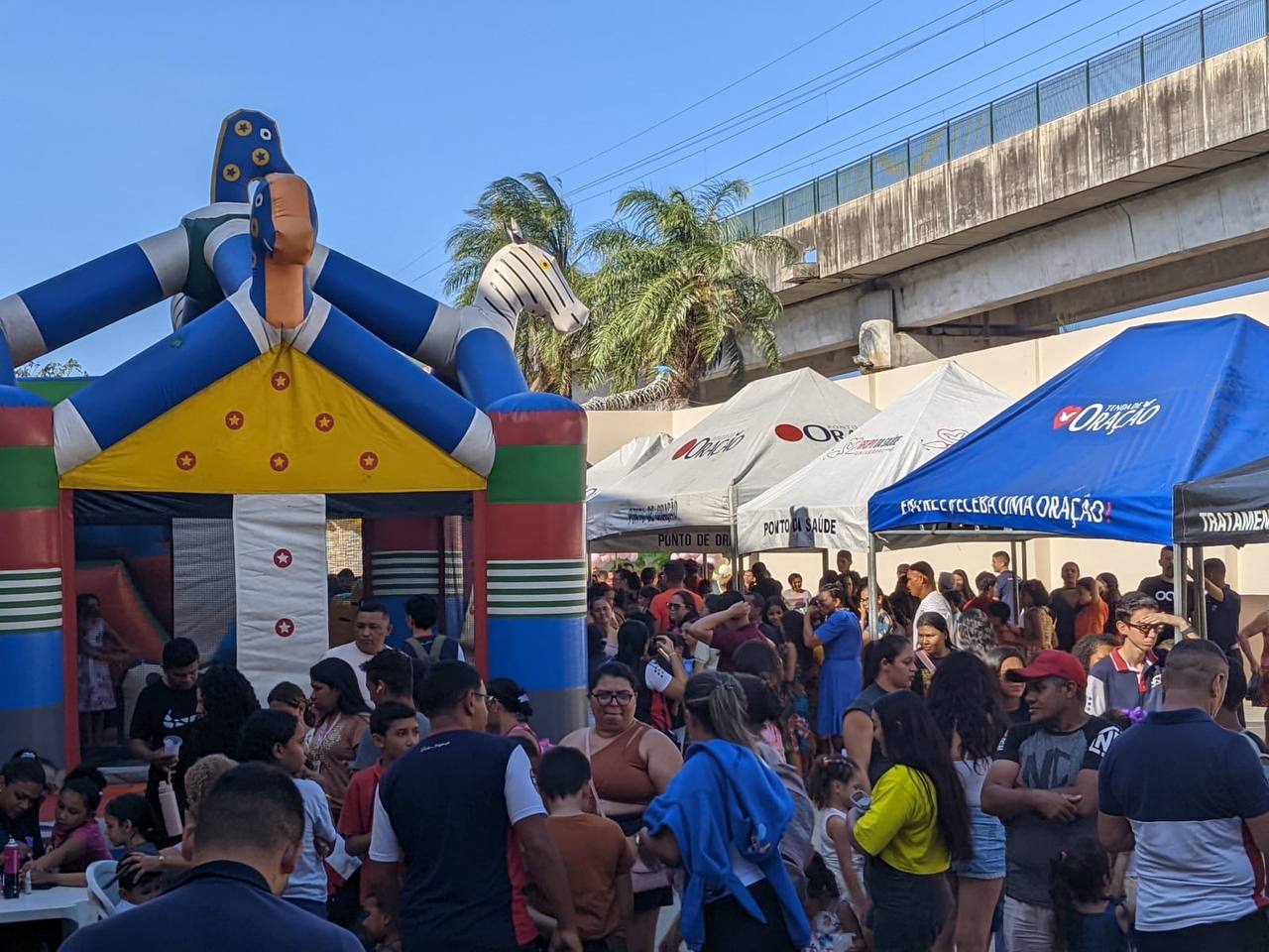 Universal proporciona cuidados à comunidade de Parangaba (CE) no Dia das Crianças