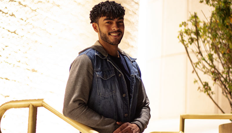 Ele entrou se arrastando no Templo