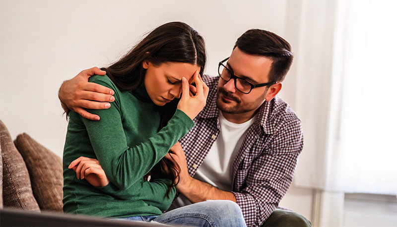 Ela sofre com o trauma causado pelo ex