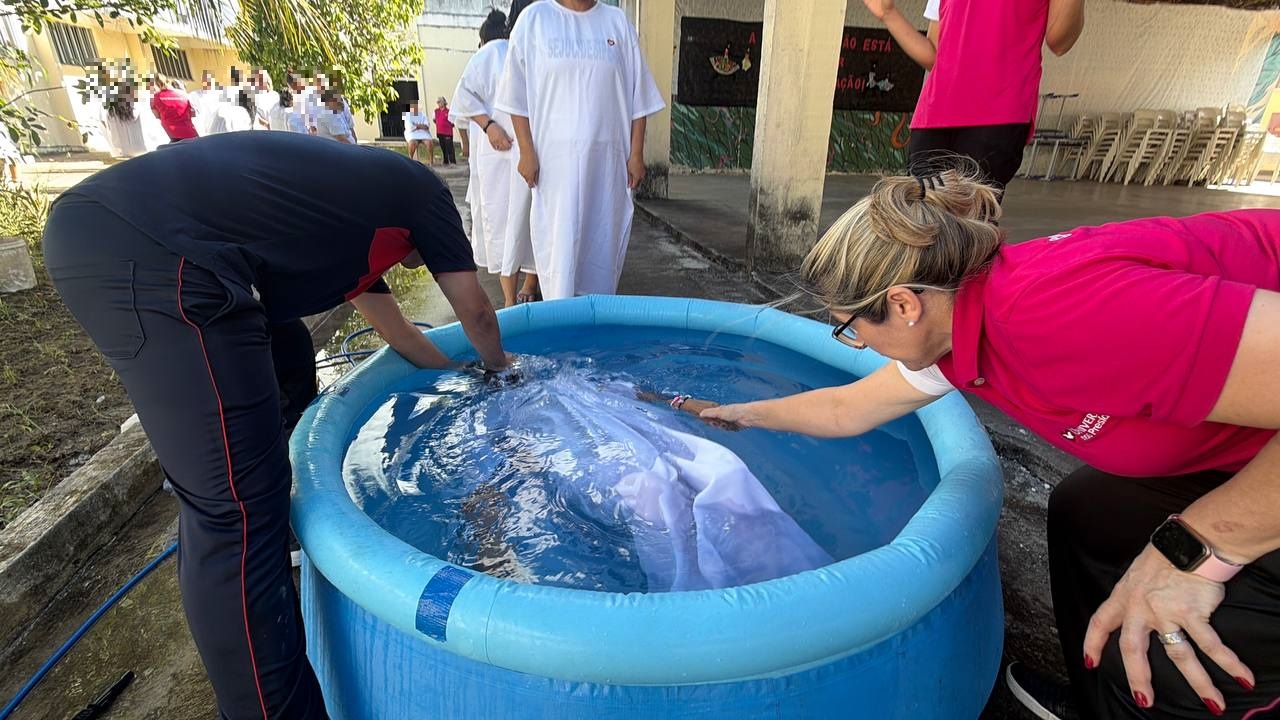 postBatismo e entrega de Bíblias marcam a vida de detentasna categoriaEm Sergipe