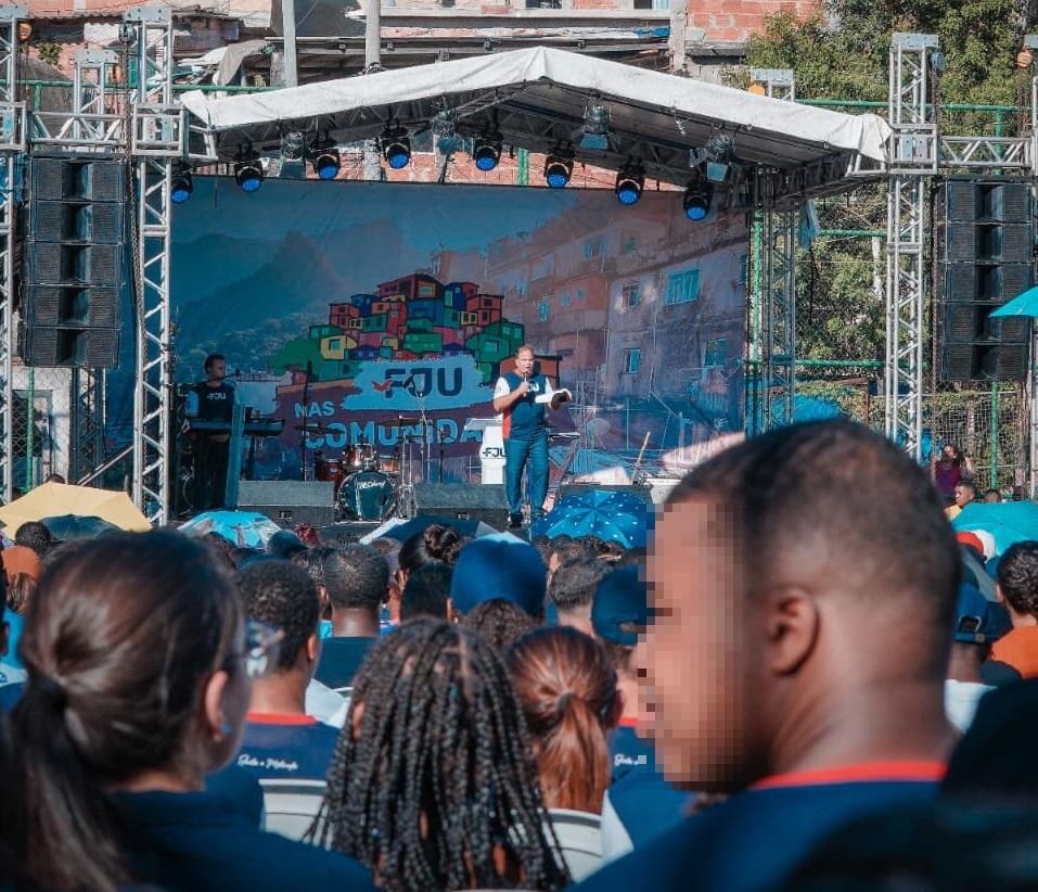 Imagem de capa - Mais de 2 mil Bíblias foram entregues no Complexo Alemão, no Rio de Janeiro
