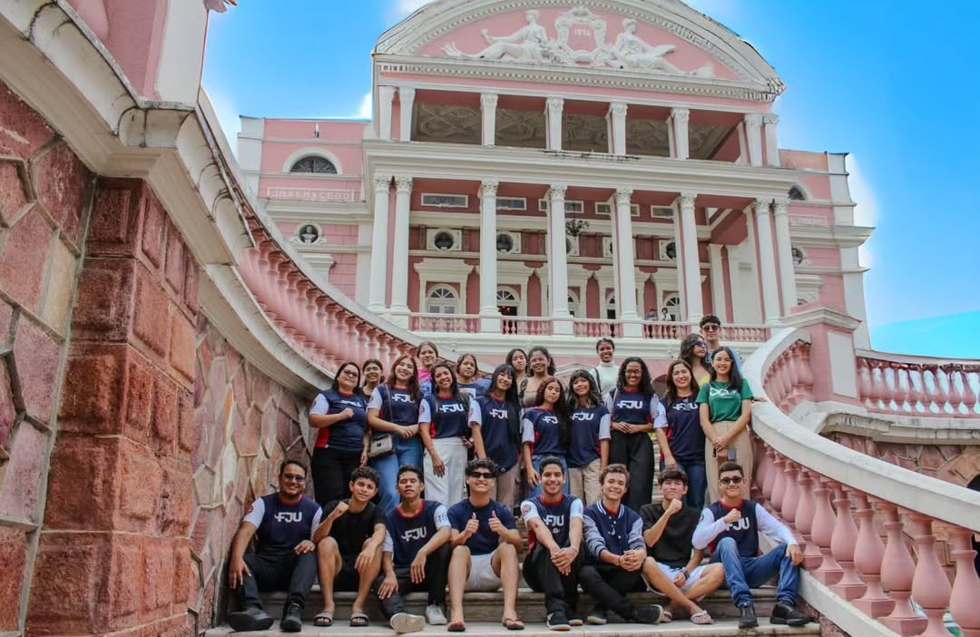 Imagem de capa - FJU: jovens participam de imersão no Teatro Amazonas em ação do Projeto Universitários
