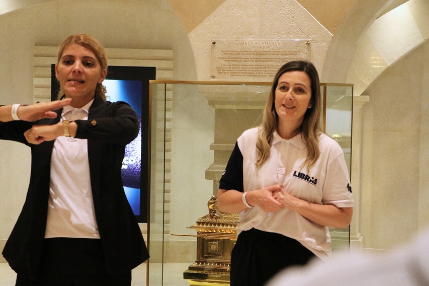 postJardim Bíblico disponibiliza tour com acessibilidade em Librasna categoria Intérprete do Grupo Libras