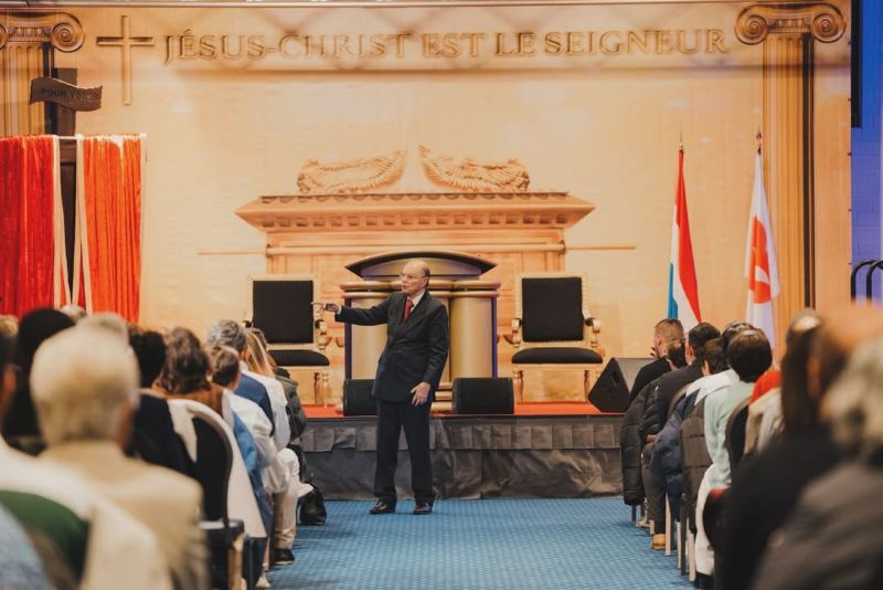 postBispo Macedo realiza reunião especial na Universal em Luxemburgo na categoriaViagem missionária