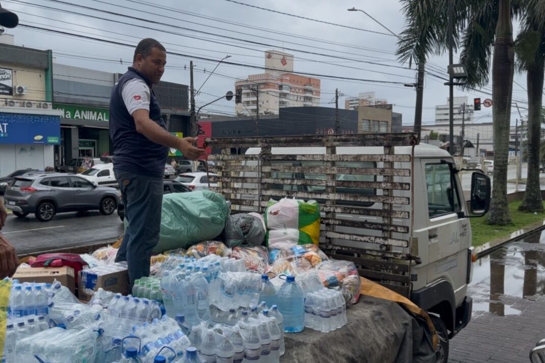 postVoluntários levam ajuda a vítimas das fortes chuvas na regiãona categoriaNo litoral sul de SP