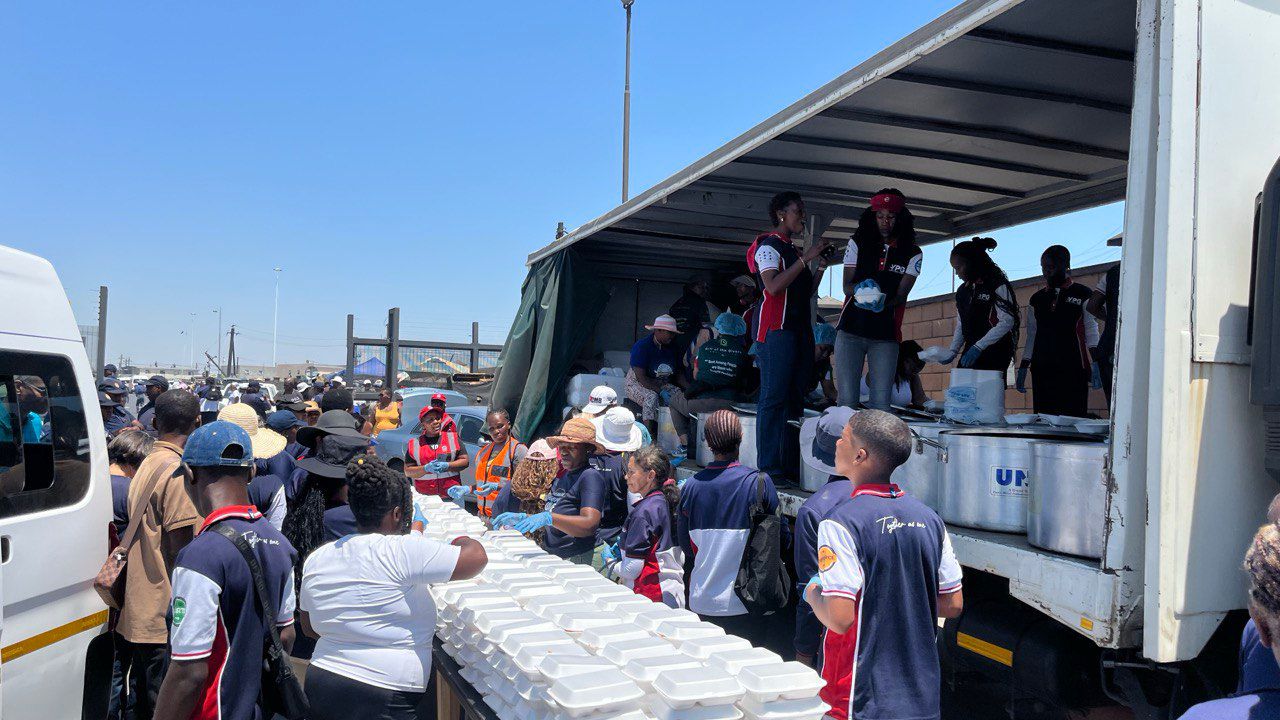 Imagem de capa - Incêndio atinge comunidade em Dunoon, na Cidade do Cabo, e mobiliza voluntários