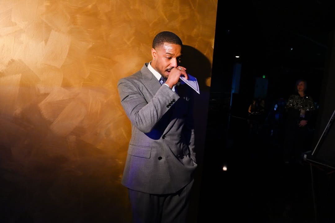 postMichael B. Jordan glorifica a Deus no palco do Oscarna categoriaGesto de profunda humildade