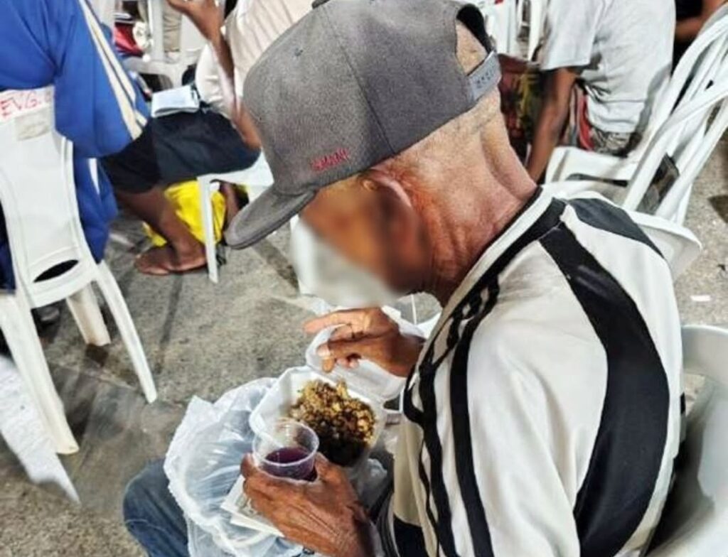 Anjos da Madrugada realizam ação social no centro de Salvador (BA)