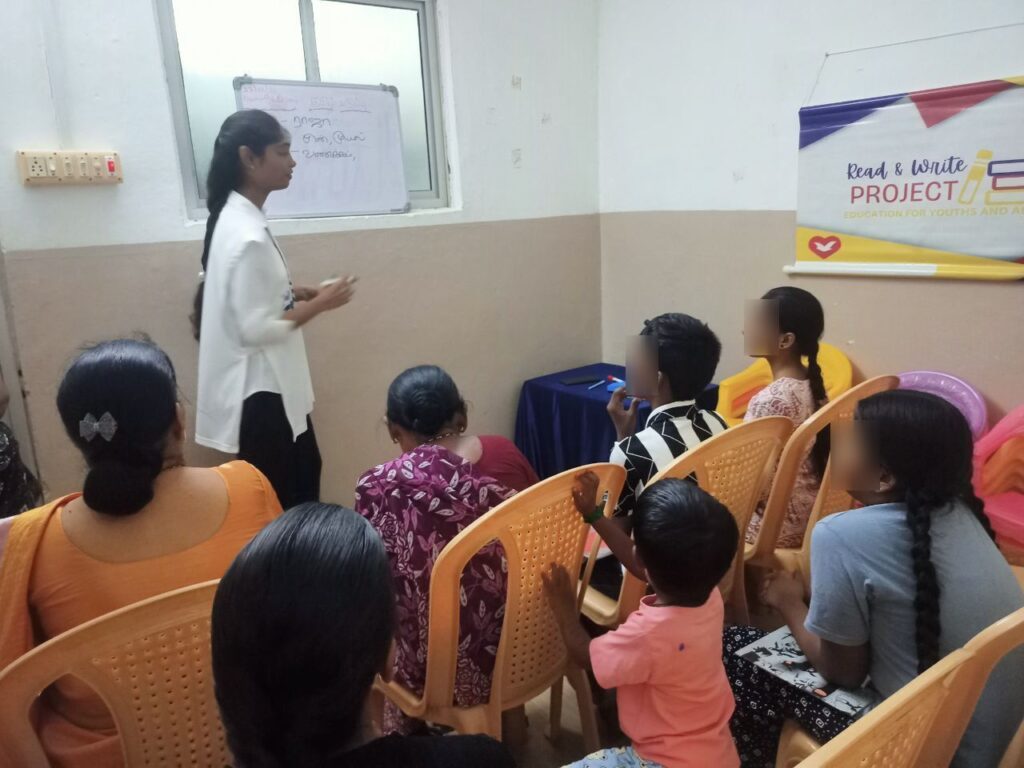 Ler e Escrever leva alfabetização a adultos na Índia