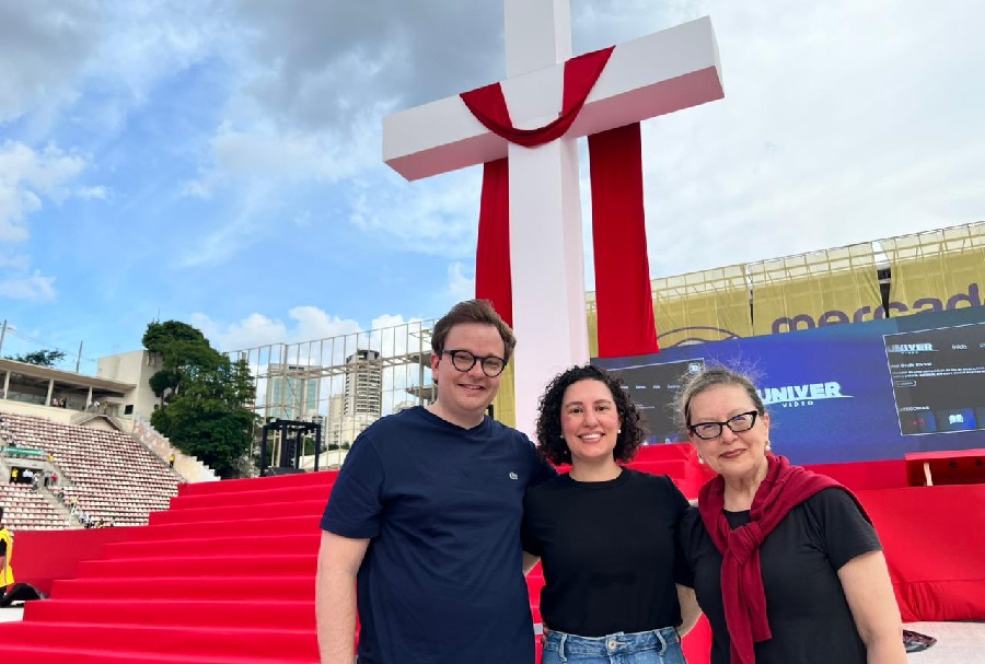 Família ao Pé da Cruz