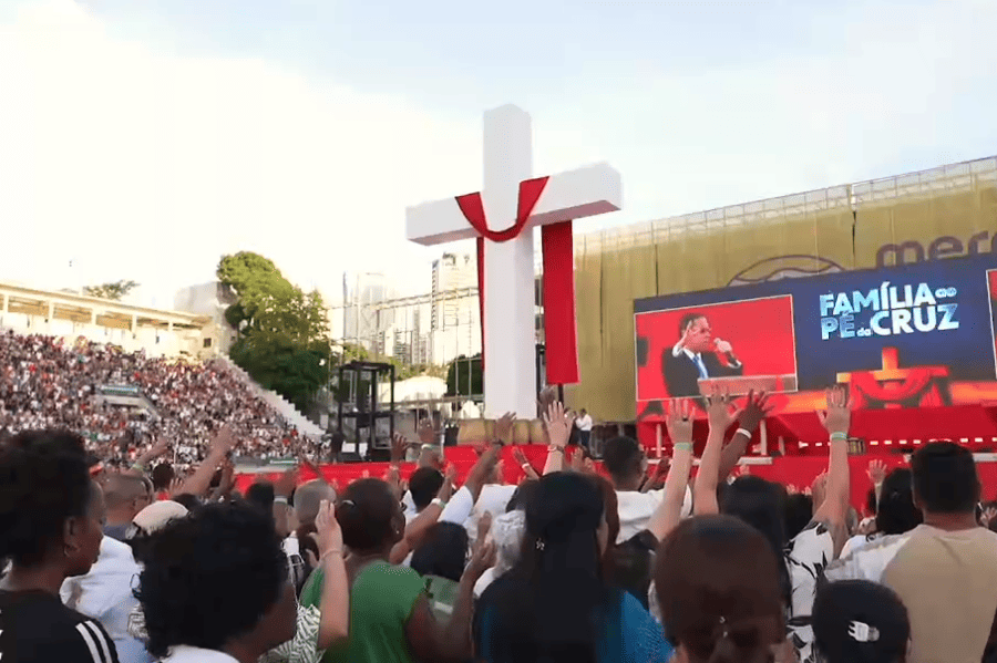 Família ao Pé da Cruz