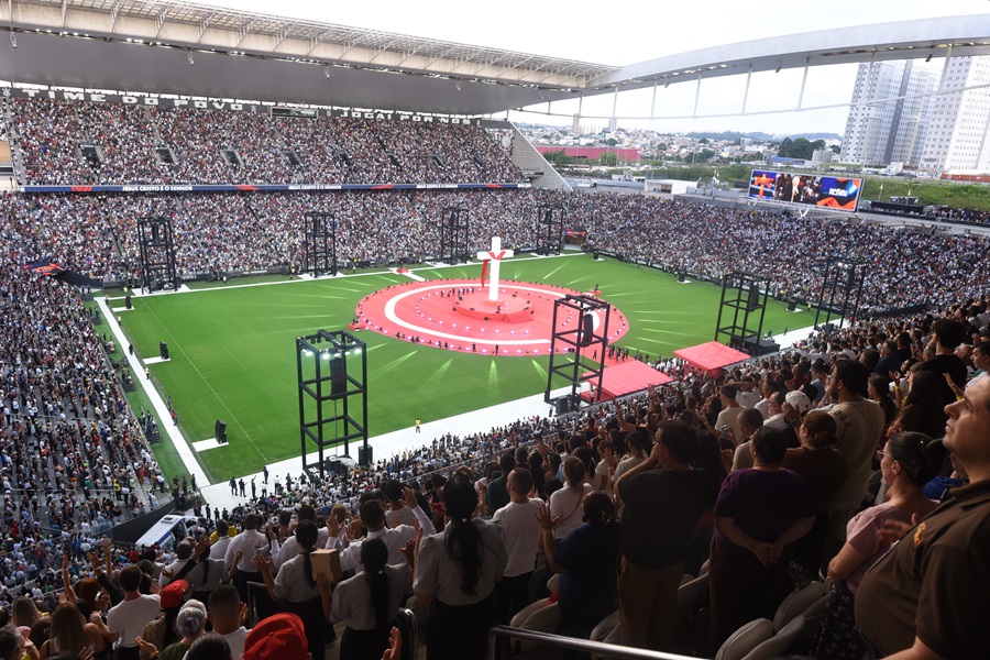 postFamília ao Pé da Cruz reúne multidão na Neo Química Arena e encerra megaevento com clamor pelas famíliasna categoriaNotícias da Universal