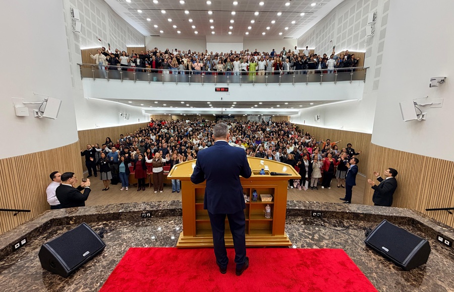 Universal na Espanha celebra 34 anos com inauguração do novo Altar em Madrid
