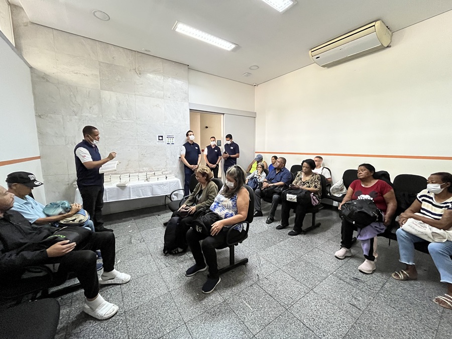 Distribuição de Bíblias pelo projeto Fome da Palavra