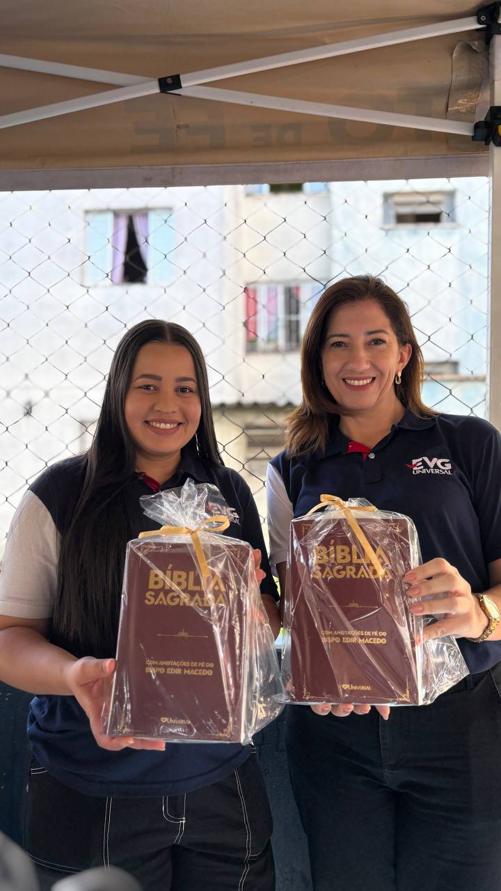 Distribuição de Bíblias pelo projeto Fome da Palavra