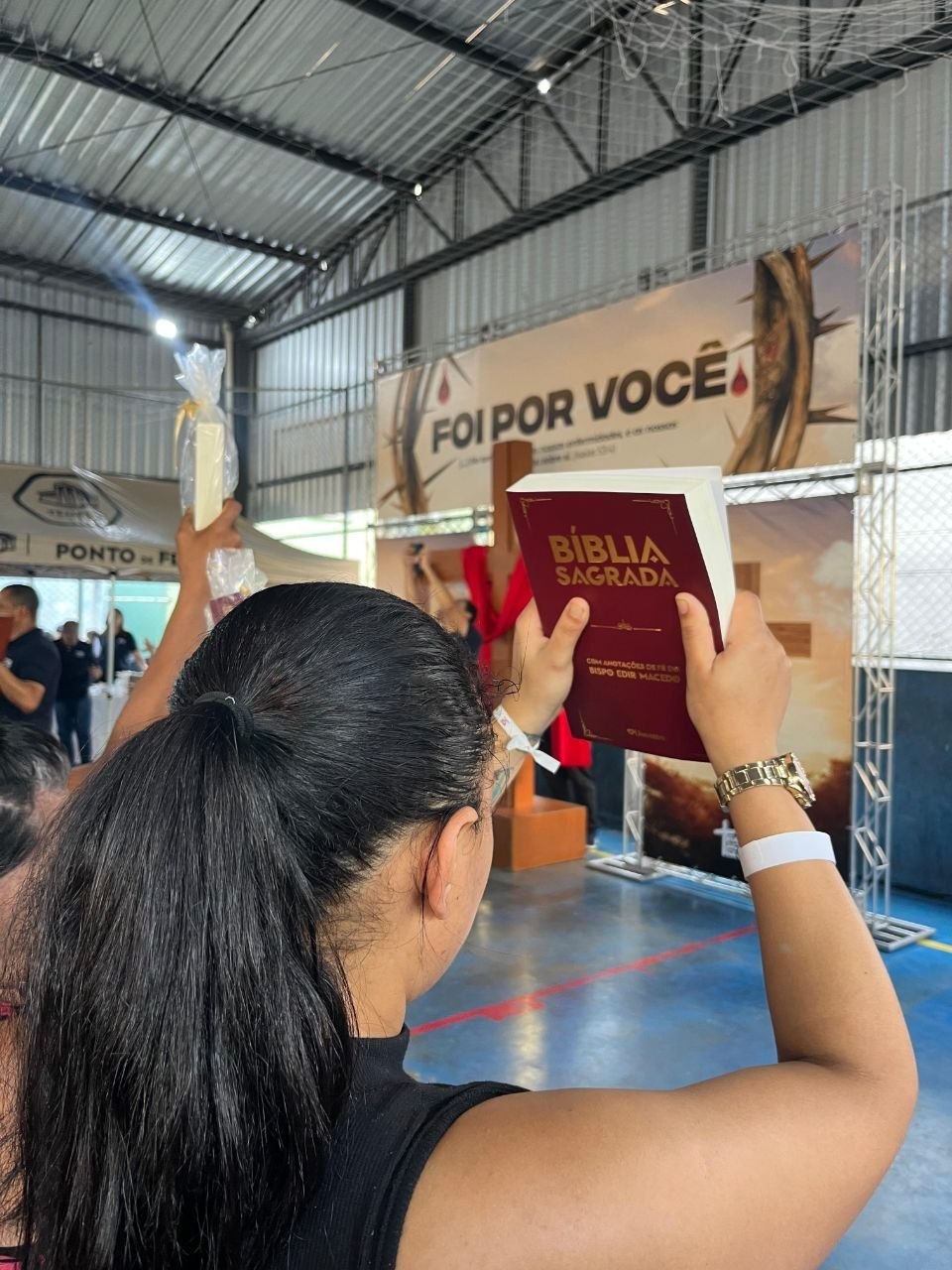 Distribuição de Bíblias pelo projeto Fome da Palavra